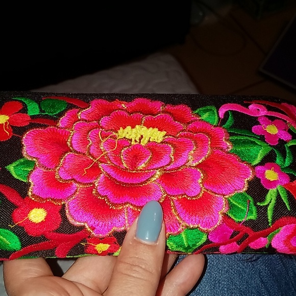 Embroidered wallet - Picture 4 of 4